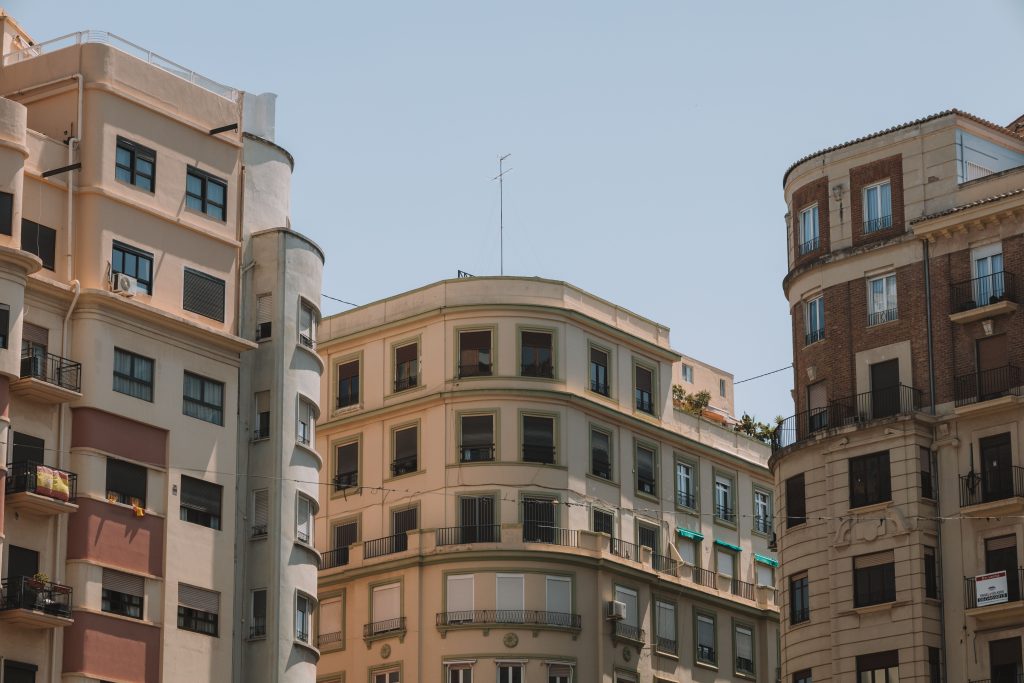 Inmueble en España y resides en el extranjero: lo que Hacienda espera de ti